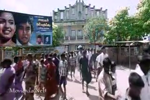 Azhagar Samiyin Kuthirai (2011) Sample (320x240).mp4